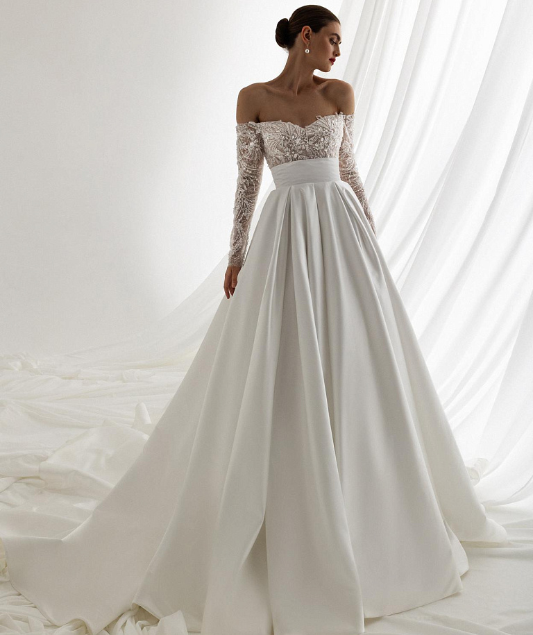 Свадебное платье с атласной юбкой и кружевным верхом