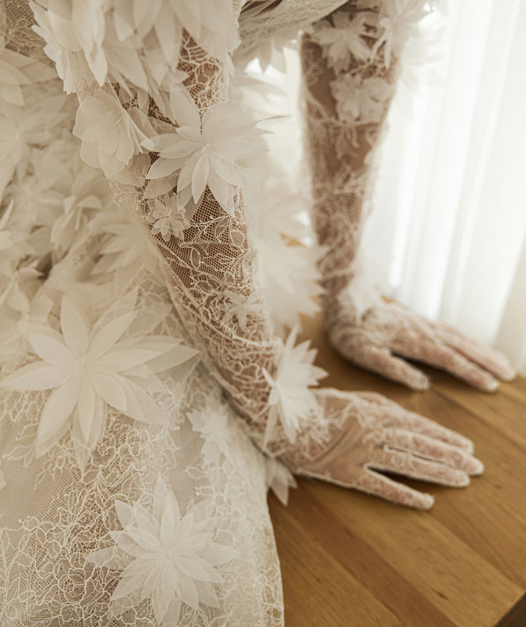 Эффектное свадебное платье с объемными цветками