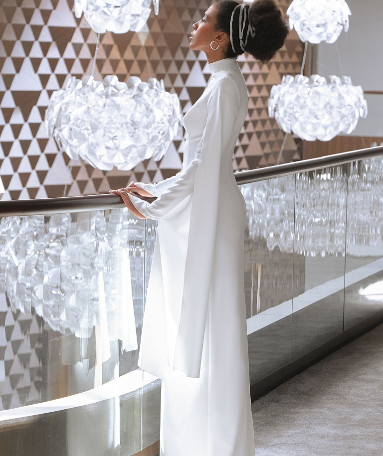 закрытое свадебное платье в стиле минимализм