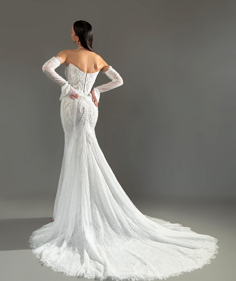 Кружевное свадебное платье русалка с рукавами и декольте