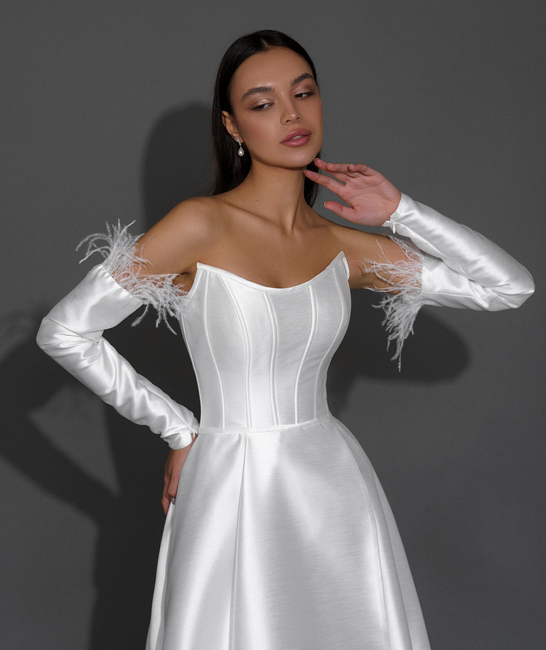 Атласное свадебное платье на корсете с митенками