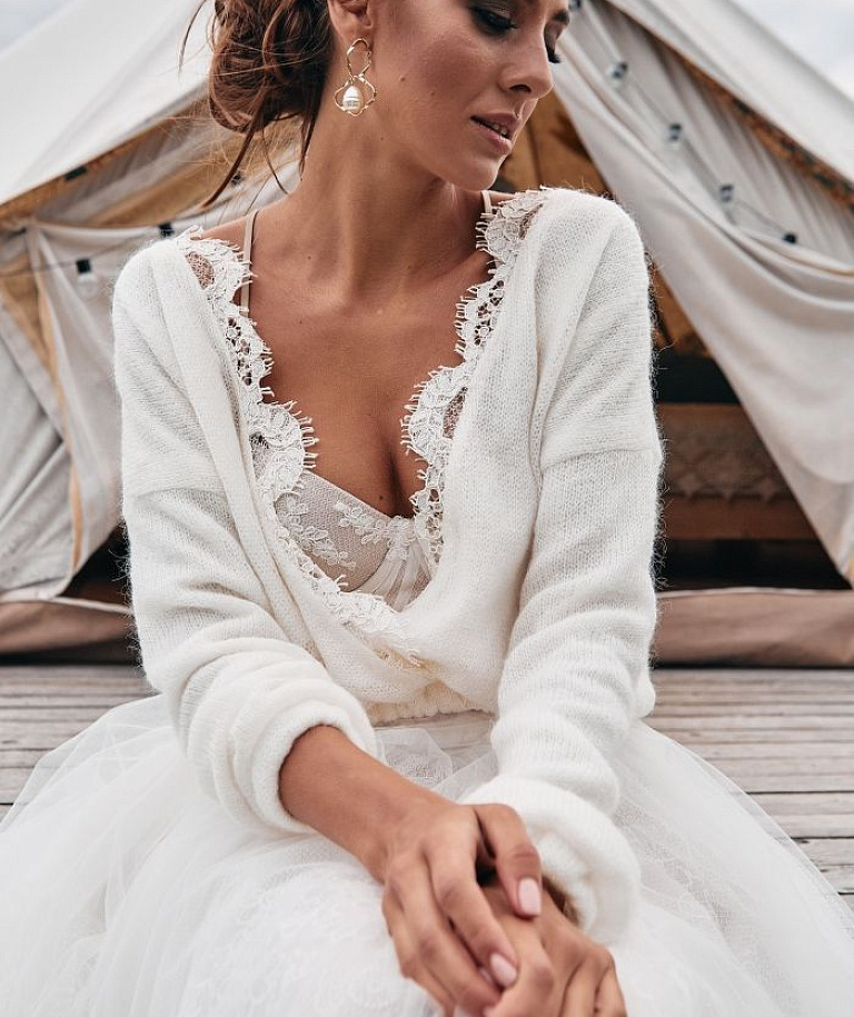 Молочный свитер с кружевом
