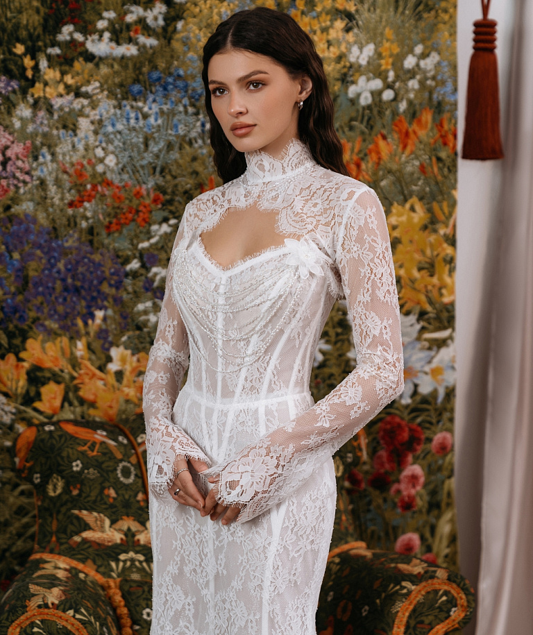 Кружевное свадебное платье c с декором из бус по корсету