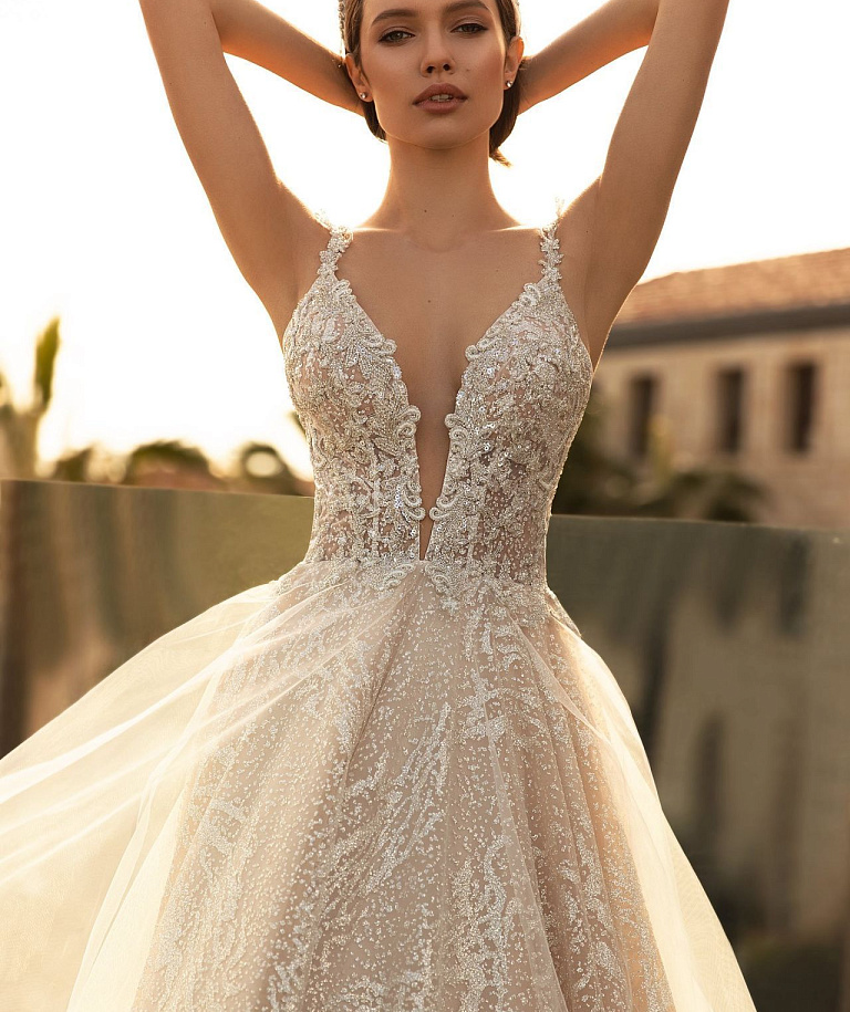 Блестящее свадебное платье с V-выркзом