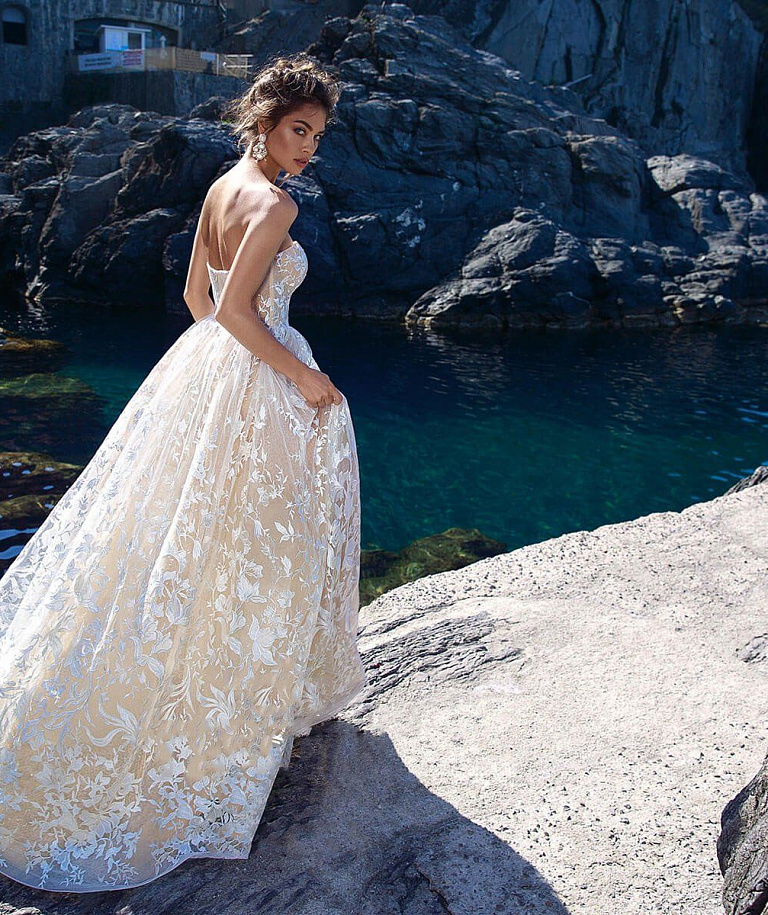 Кружевное платье с мерцающей юбкой