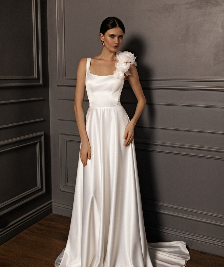 Атласное свадебное платье с декором из атласных цветов