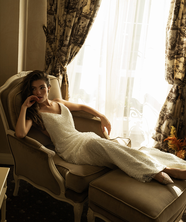 Прямое сверкающее свадебное платье на тонких бретелях