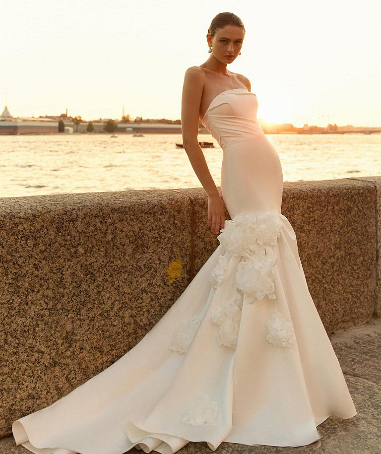 Роскошное свадебное платье русалкая с объемными цветами