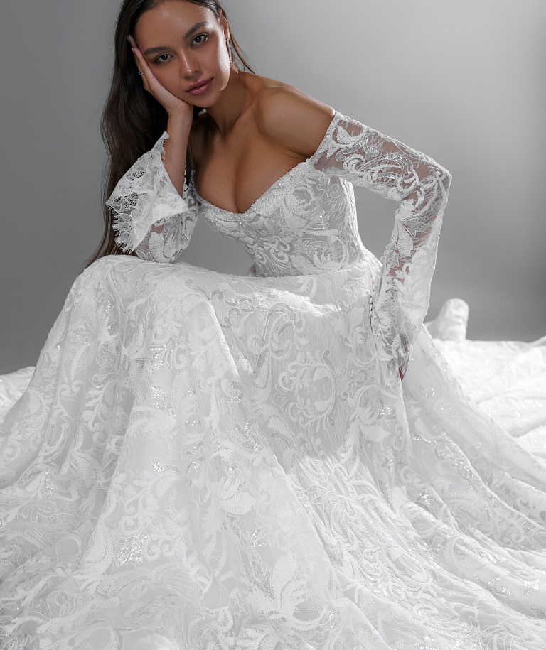Роскошное кружевное свадебное платье с рукавами