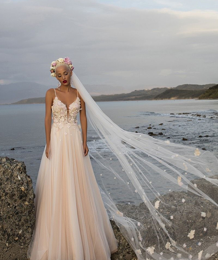 Свадебная фата расшитая объемными цветами