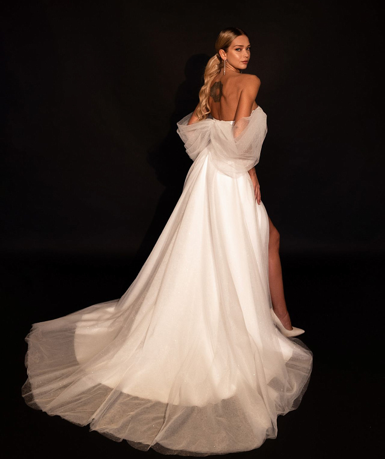 Блестящее свадебное платье с открытыми плечами