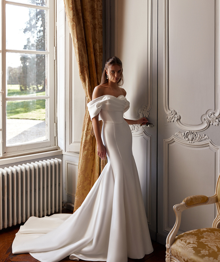 Роскошный комплект из микадо со съемным шлейфом