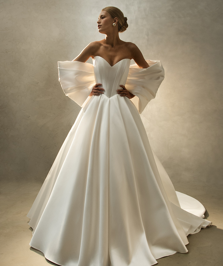 Атласное свадебное платье с объемным бантом