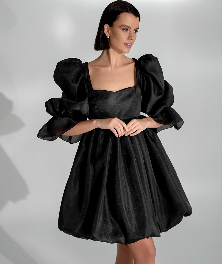 Короткое чёрное платье с объемными рукавами