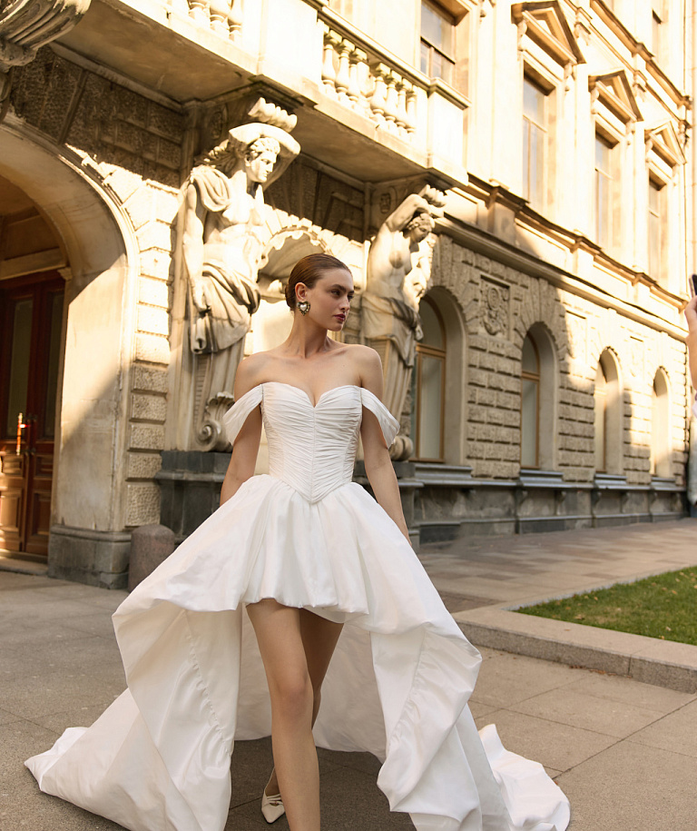 Короткое свадебное платье из тафты со шлейфом