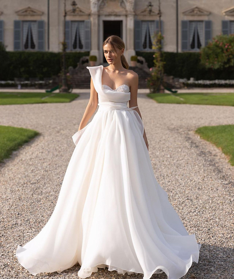 Красивое свадебное платье расшитое стеклярусом