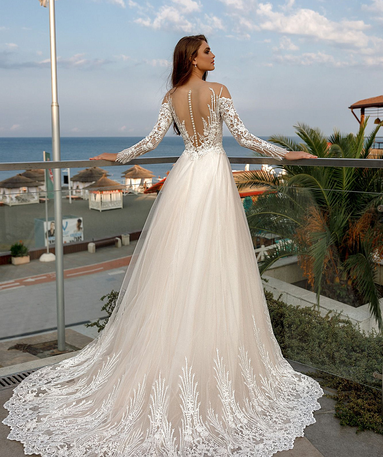 Свадебное платье с красивым шлейфом