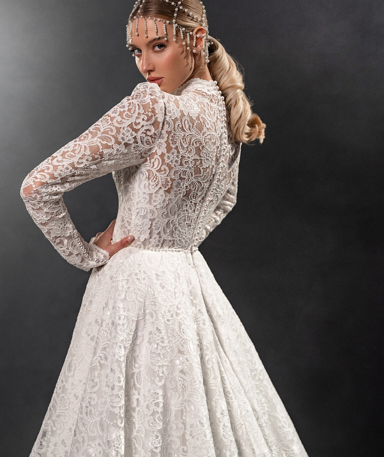 Белое закрытое кружевное платье