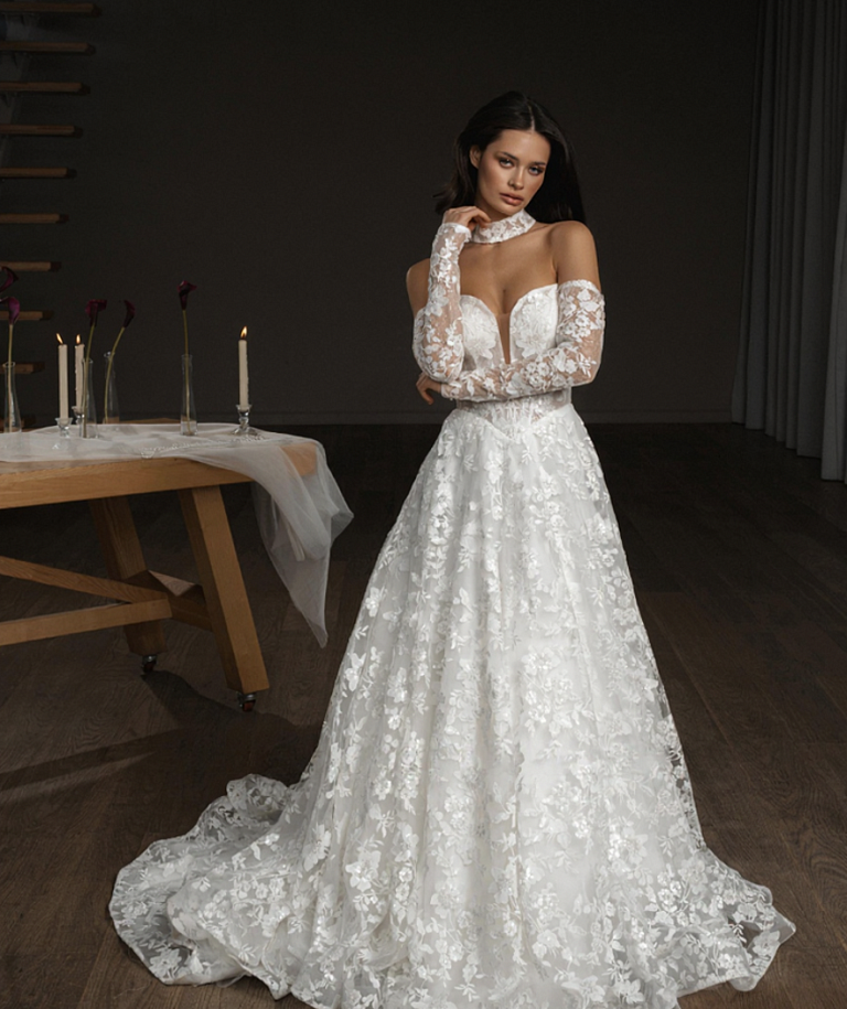 Эффектное свадебное платье из блестящего кружева, украшенного прозрачной пайеткой