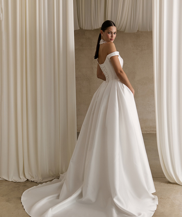 Королевское свадебное платье из атласа