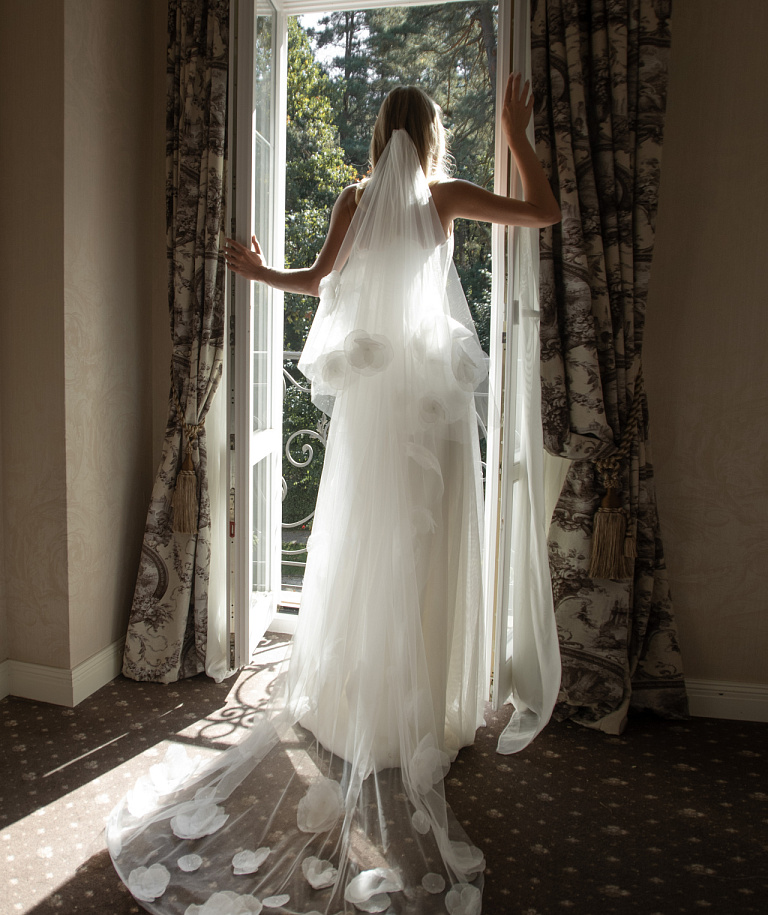 Длинная двухслойная фата с цветами