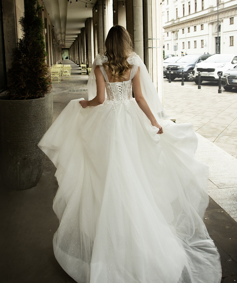 Нежное свадебное платье с бантами на плечах