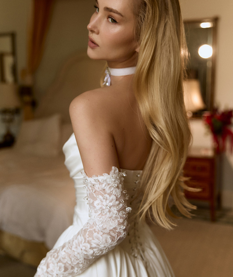 Свадебное платье из тафты с кружевными элементами