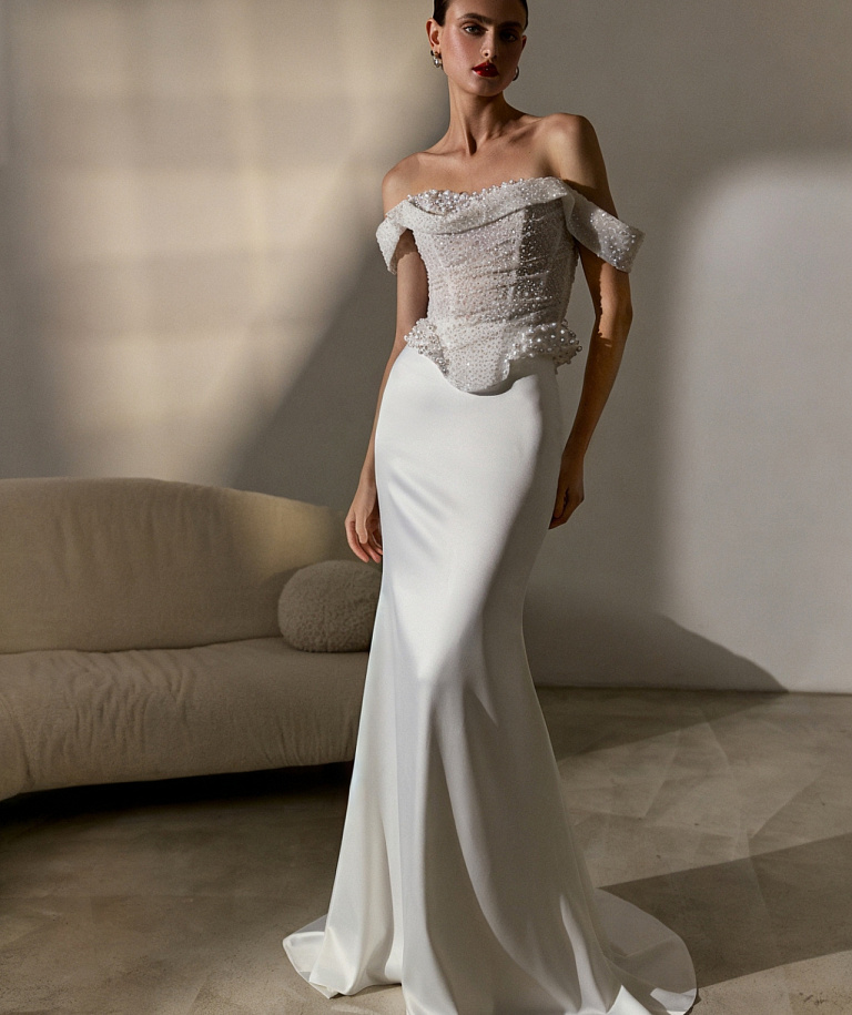 Комплект с блестящим расшитым корсетом и атласной юбкой