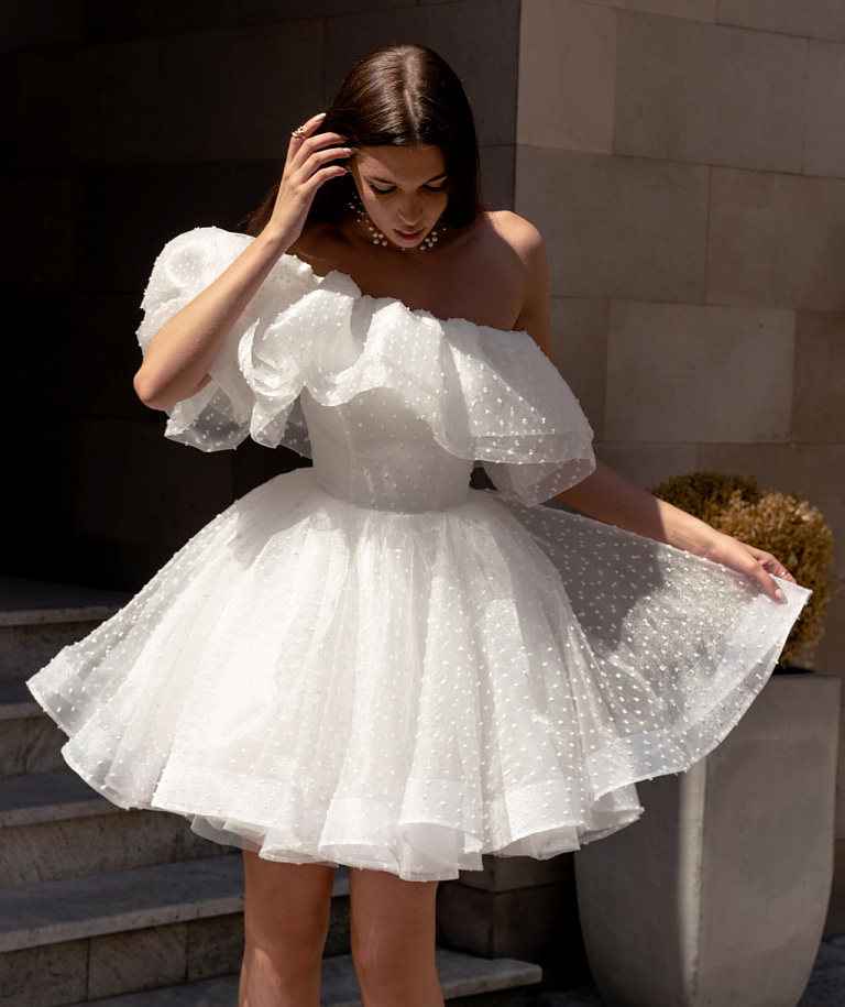 Ассиметричное свадебное платье мини с пышной юбкой