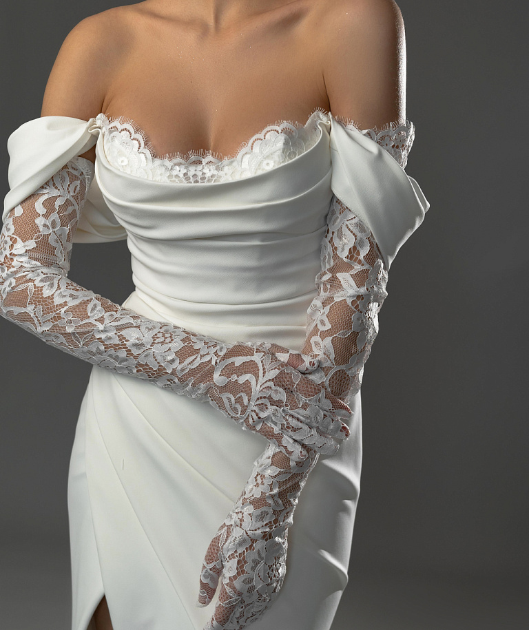 Лаконичное свадебное платье с кружевными перчатками