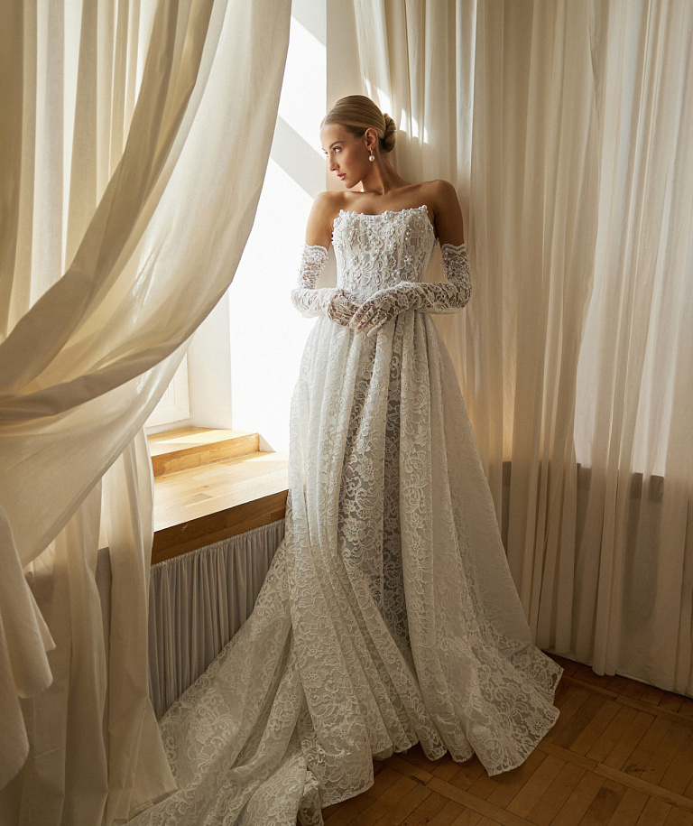 Кружевное корсетное свадебное платье с перчатками