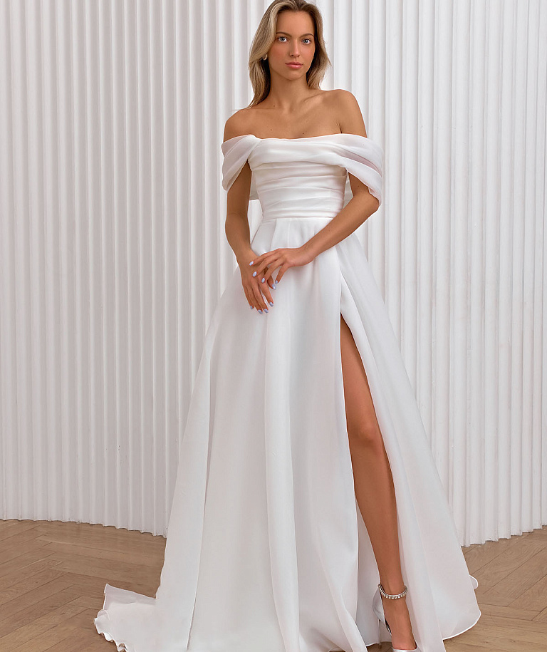 Свадебное платье из шифона с ассиметричными бретелями