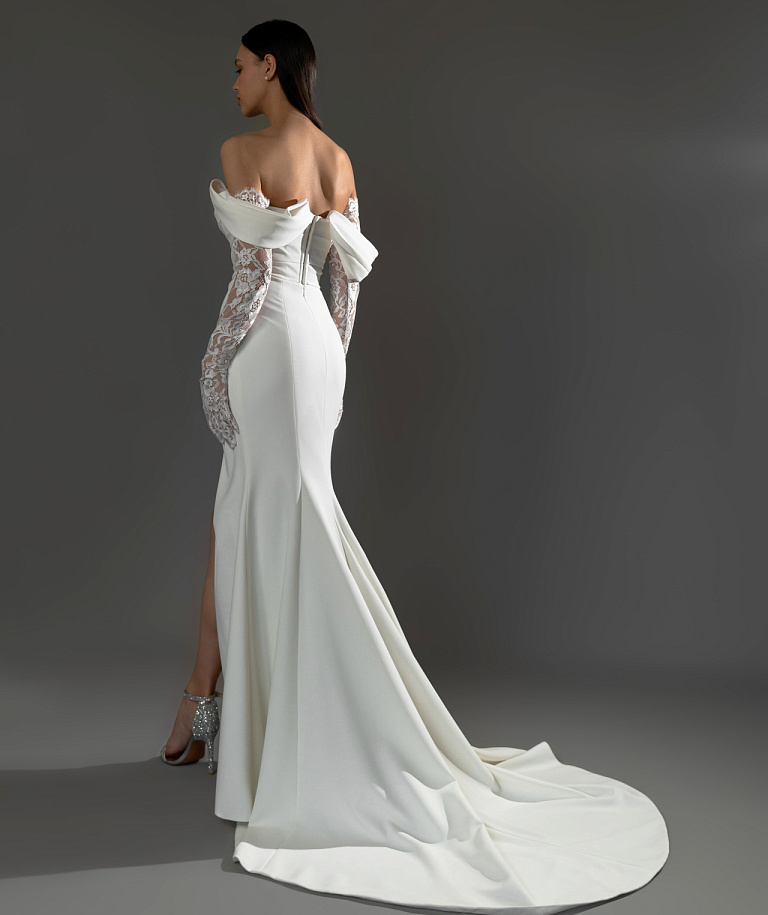 Лаконичное свадебное платье с кружевными перчатками