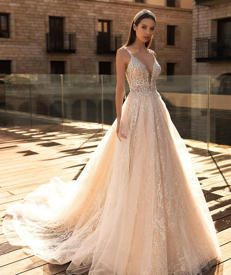 Блестящее свадебное платье с V-выркзом