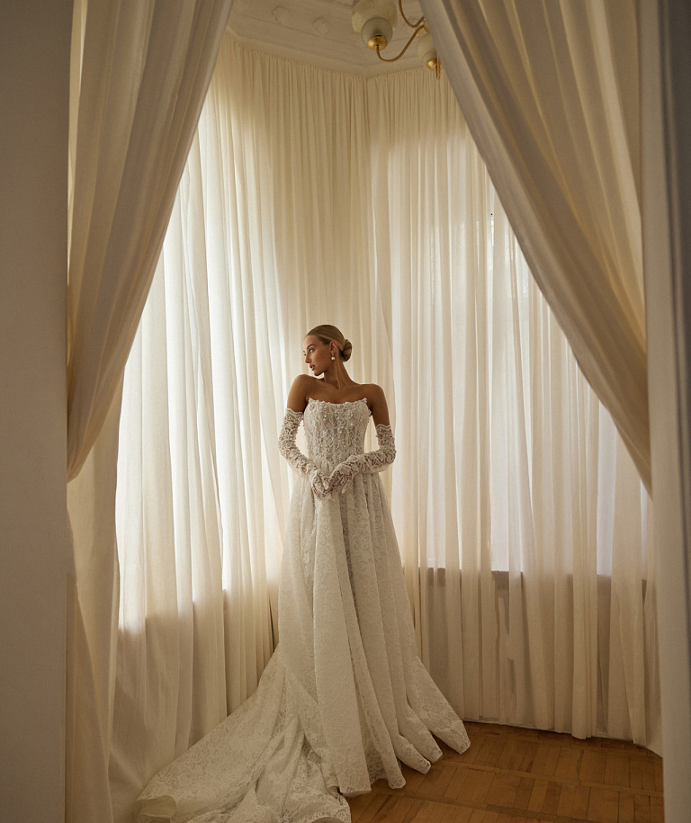 Кружевное корсетное свадебное платье с перчатками