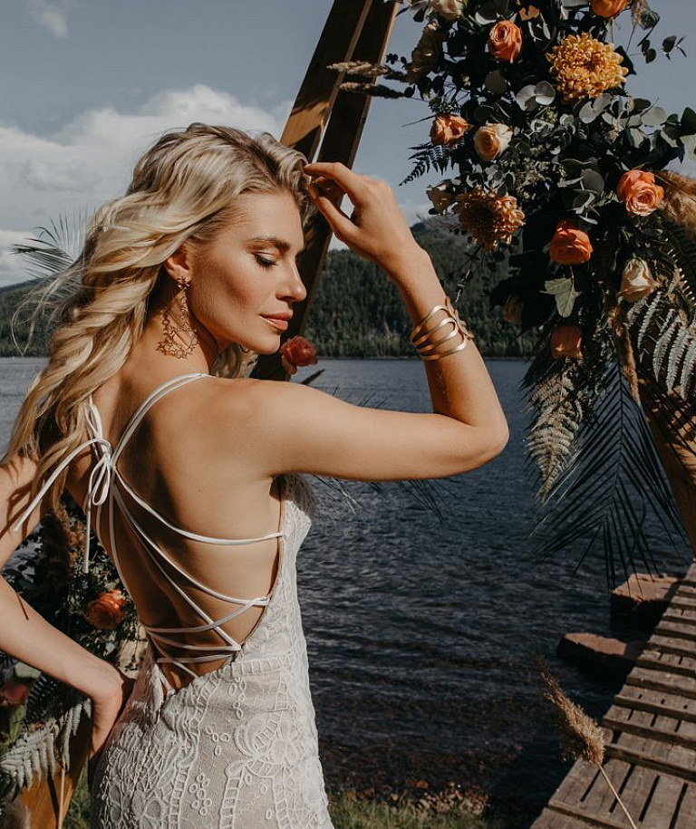 Красивое свадебное платье бохо с кружевными рукавами