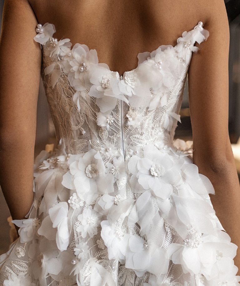 Стильное свадебное платье декорированное объемными цветами