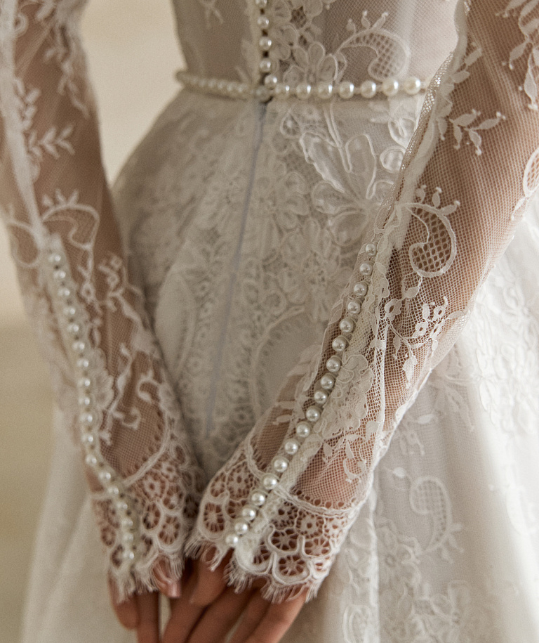 Свадебное платье А-силуэта с длинными рукавами и V-образным вырезом