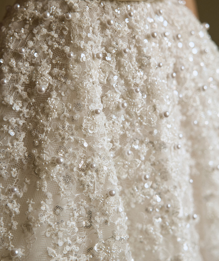 Пышное кружевное свадебное платье с жемчугом 