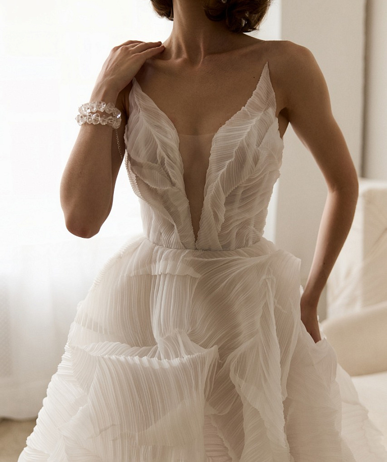 Стильное свадебное платье из дизайнерской ткани