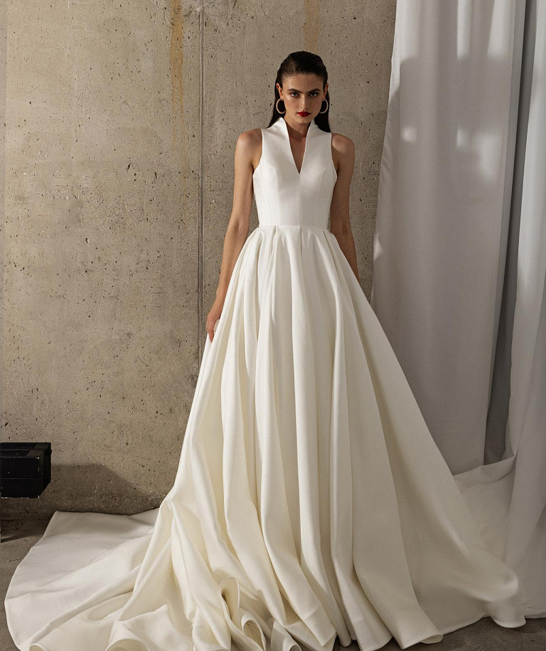 Роскошное платье из микадо с воротником-стойкой