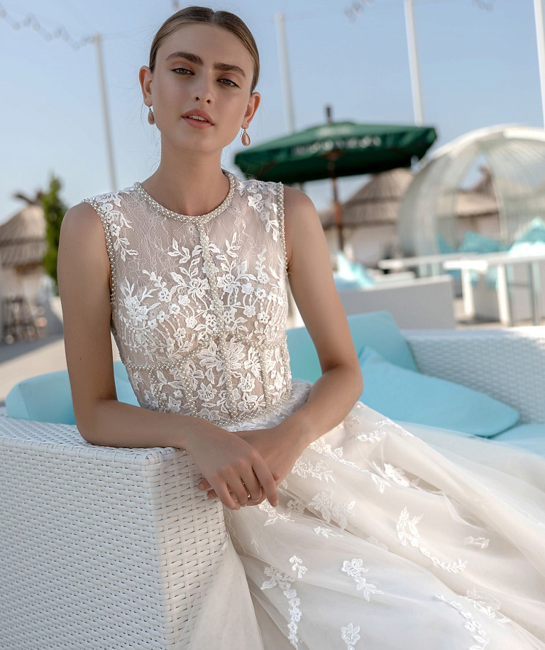 Свадебное платье с легкой юбкой