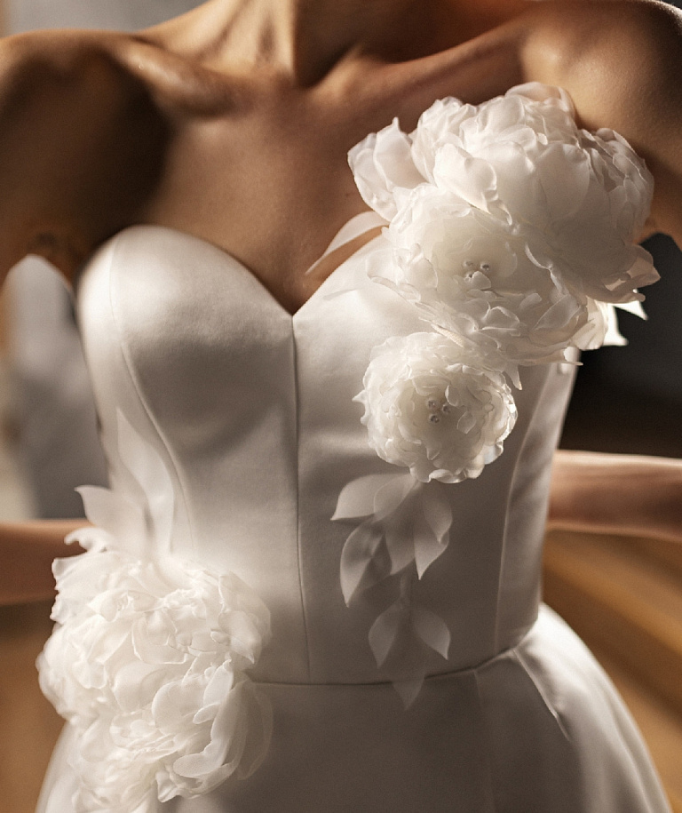 Свадебное платье мини с объемными цветами