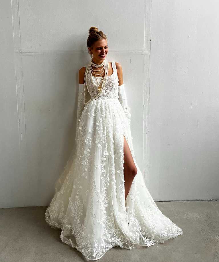 Кружевное свадебное платье с квадратным декольте
