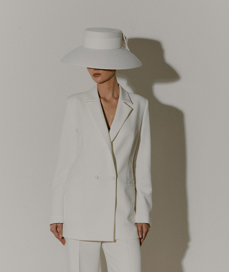 Элегантный свадебный костюм свободного кроя