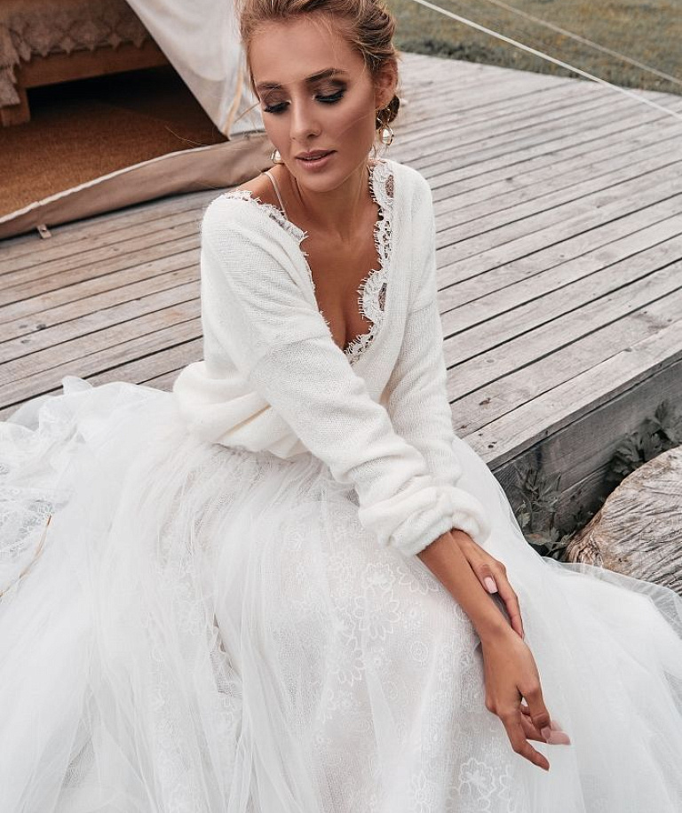 Молочный свитер с кружевом