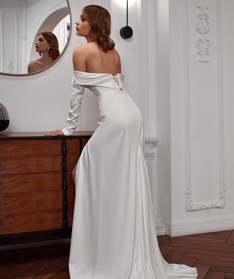 Атласное свадебное платье рыбка с рукавами и открытыми плечами