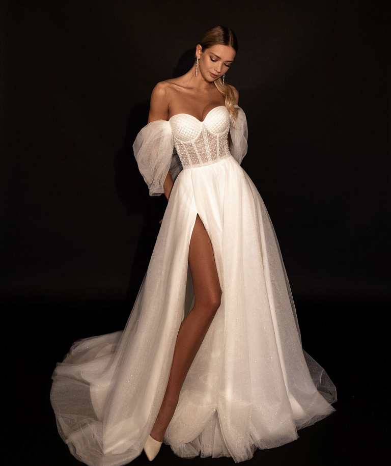 Блестящее свадебное платье с открытыми плечами