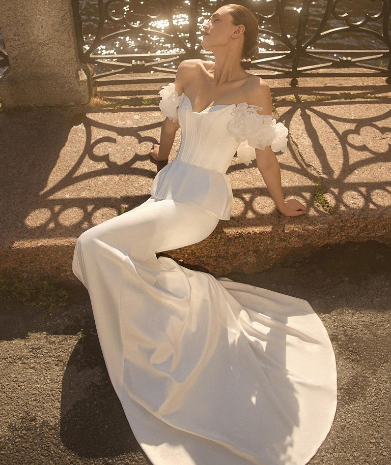 Свадебное платье с баской и цветочными бретелями