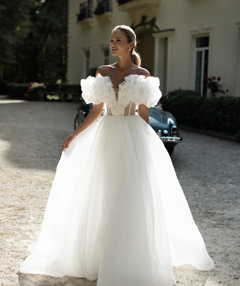 Воздушное свадебное платье с необычным корсетом